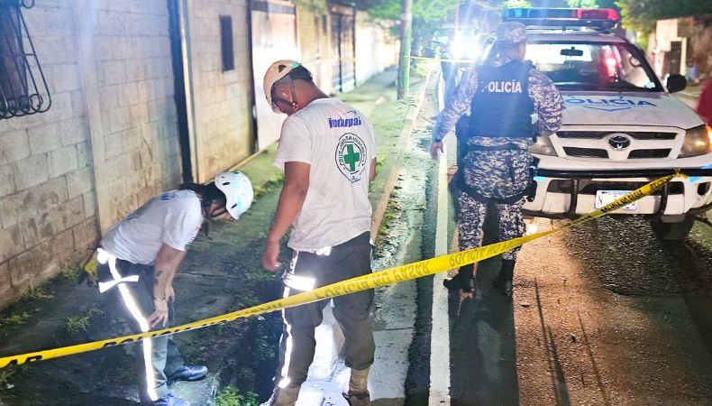 Elementos de Cruz Verde localizan el cuerpo sin vida de una persona que se encontraba en una alcantarilla en calle a Mariona.