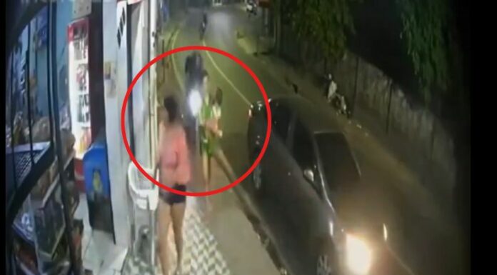 Un cámara de seguridad captó el momento en que una madre junto a su bebé fueron atropelladas en un calle de Brasil.