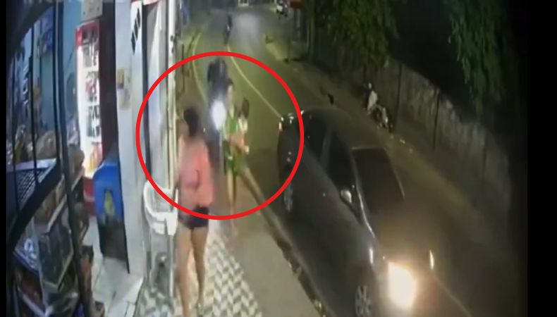Un cámara de seguridad captó el momento en que una madre junto a su bebé fueron atropelladas en un calle de Brasil.