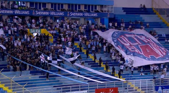 Un enfrentamiento entre dos barras de Alianza provocó que agentes policiales crearan un muro para evitar un incidente mayor.