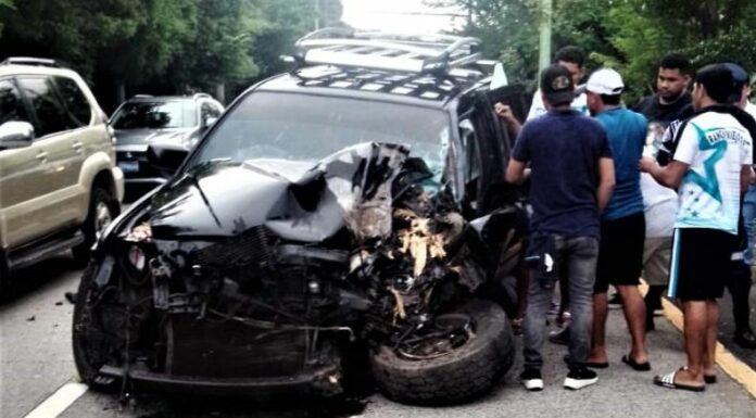 La Policía Nacional Civil (PNC) reportó un accidente de tránsito en el que un vehículo chocó contra un poste y dejó dos lesionados.