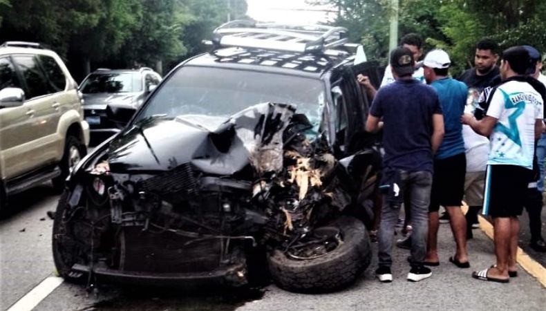 La Policía Nacional Civil (PNC) reportó un accidente de tránsito en el que un vehículo chocó contra un poste y dejó dos lesionados.