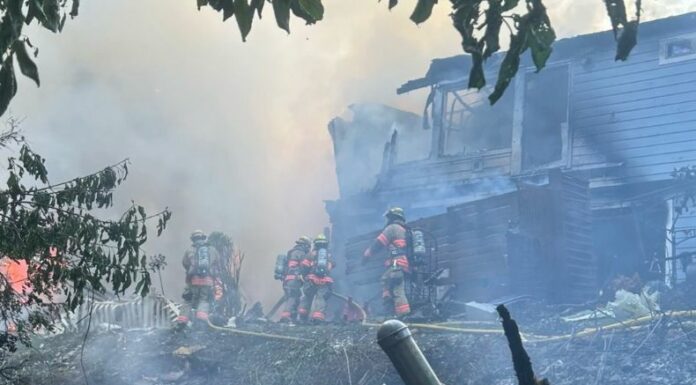 Una avioneta se estrelló contra cuatro casas en Estados Unidos, por lo que desató un incendio y dejó a 3 personas fallecidas.