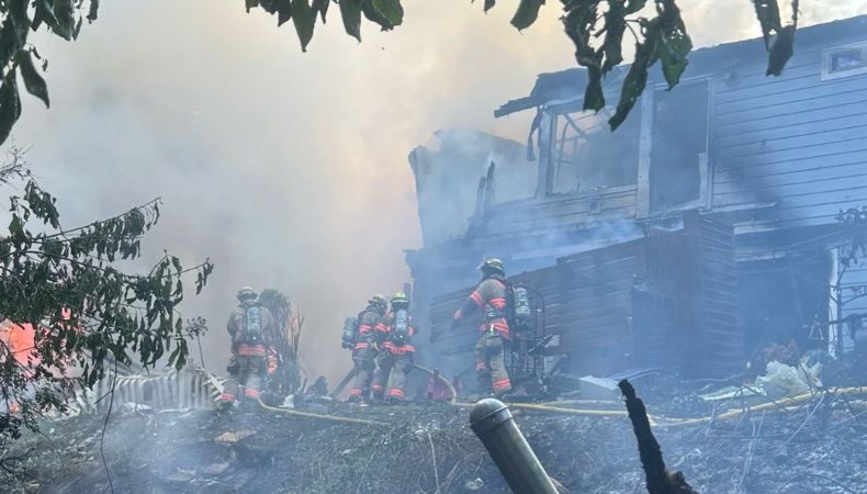 Una avioneta se estrelló contra cuatro casas en Estados Unidos, por lo que desató un incendio y dejó a 3 personas fallecidas.
