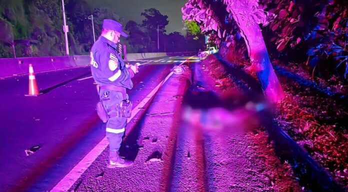 De acuerdo con el reporte de la PNC, el motociclista falleció sobre el km 59 de la carretera que de Santa Ana conduce hacia San Salvador.