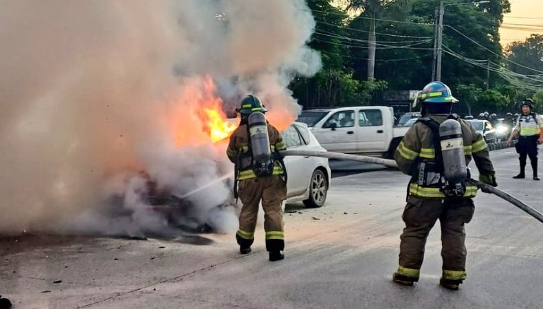 El incendio ocurrió sobre sobre la Alameda Juan Pablo II, San Salvador. Por fortuna, no se reportaron personas lesionadas.