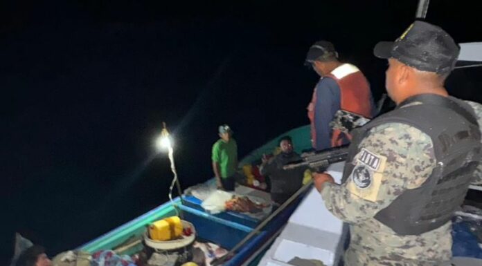 Elementos de la Marina Nacional rescataron a dos pescadores, cuya lancha presentó desperfectos mecánicos.