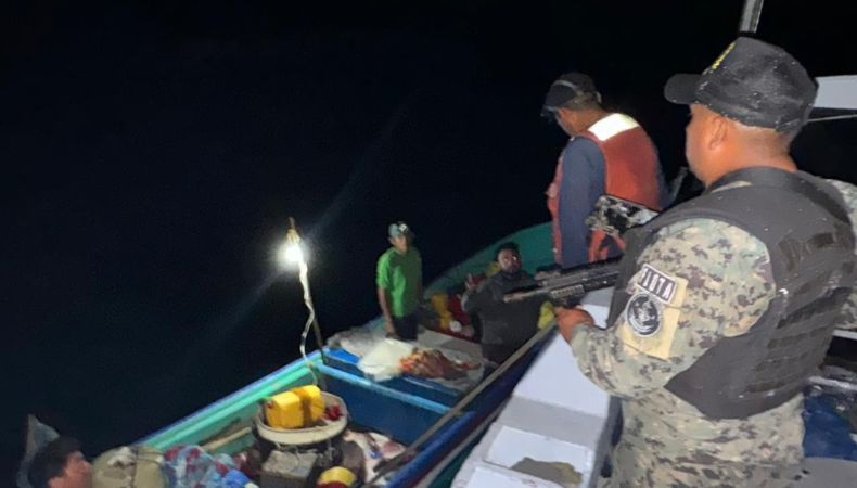 Elementos de la Marina Nacional rescataron a dos pescadores, cuya lancha presentó desperfectos mecánicos.