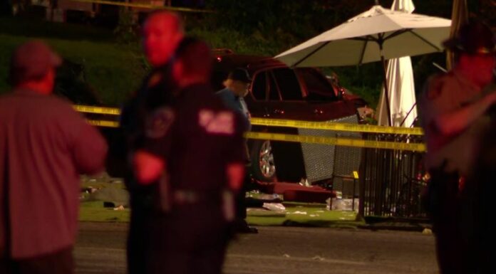 Según las investigaciones el conductor irrumpió en el patio del establecimiento lo que provocó que varias personas fueron atropelladas.