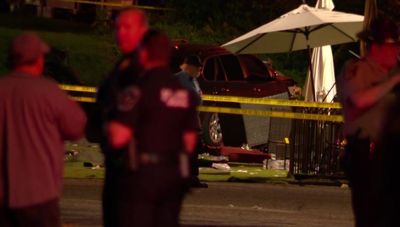 Según las investigaciones el conductor irrumpió en el patio del establecimiento lo que provocó que varias personas fueron atropelladas.