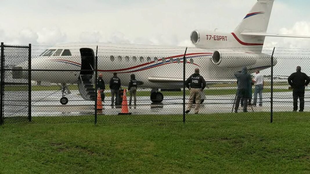 La incautación de un avión del presidente de Venezuela, Nicolás Maduro, fue reportado por una cadena de comunicación internacional.