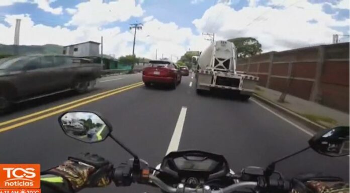 Los puntos ciegos son huecos visuales donde no se tiene la referencia de un vehículo que hay delante y detrás de otro carril.