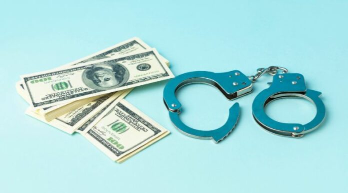 La Policía Nacional Civil (PNC) informó la captura de dos personas que trasladaban droga y dinero en efectivo en una motocicleta en Morazán.