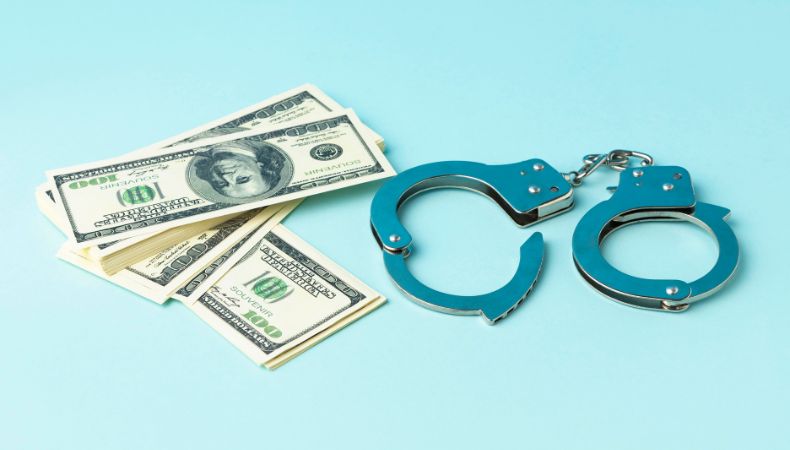 La Policía Nacional Civil (PNC) informó la captura de dos personas que trasladaban droga y dinero en efectivo en una motocicleta en Morazán.