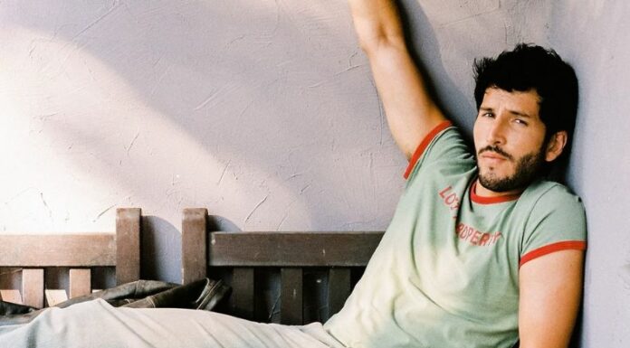 Sebastián Yatra llega al corazón de sus fanáticos tras lanzar una balada acústica, demostrando una vez más su excepcional talento.