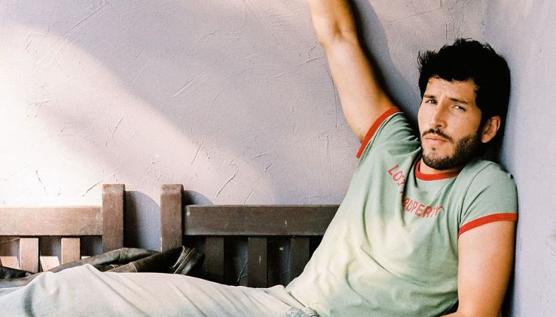 Sebastián Yatra llega al corazón de sus fanáticos tras lanzar una balada acústica, demostrando una vez más su excepcional talento.