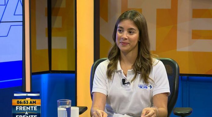 La directora de Proyectos de Fundación de TCS, Ariela Eserski, reveló los nombres de las personas elegidas de Salvadoreños Comprometidos.