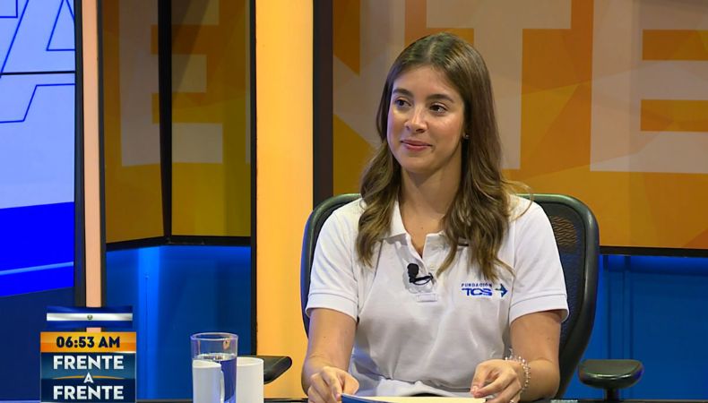 La directora de Proyectos de Fundación de TCS, Ariela Eserski, reveló los nombres de las personas elegidas de Salvadoreños Comprometidos.