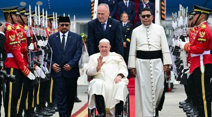 El papa Francisco arribó a Indonesia, el primer destino de su gira de 12 días, en los que se espera visite Asia y Oceanía.