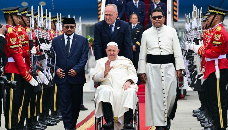 El papa Francisco arribó a Indonesia, el primer destino de su gira de 12 días, en los que se espera visite Asia y Oceanía.