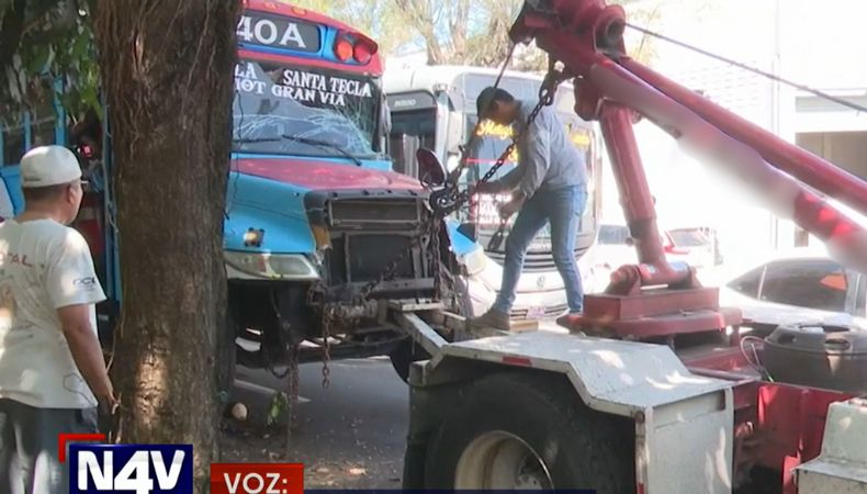 El accidente fue provocado por el conductor de la ruta 40-A, la cual hace su recorrido de Zaragoza a Santa Tecla y viceversa.