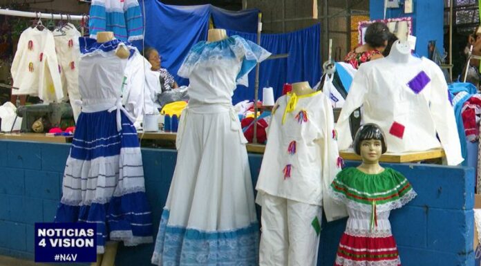A las puertas de celebrar un año más del Día de la Independencia, los comerciantes de trajes típicos a la fecha ya están preparados.