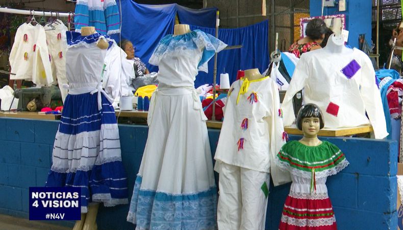 A las puertas de celebrar un año más del Día de la Independencia, los comerciantes de trajes típicos a la fecha ya están preparados.