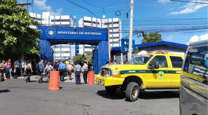 Autoridades reportaron un conato de incendio en la torre 2 del Ministerio de Hacienda, en San Salvador Centro.
