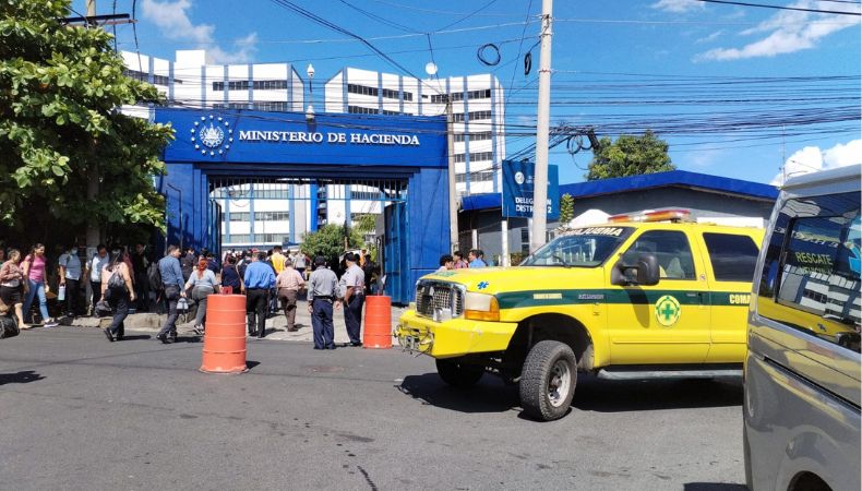 Autoridades reportaron un conato de incendio en la torre 2 del Ministerio de Hacienda, en San Salvador Centro.