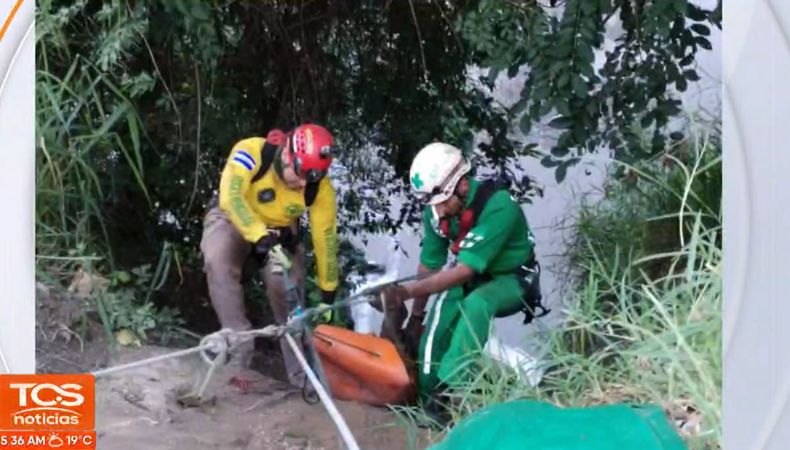 Guardavidas de Comandos de Salvamento recuperaron el cuerpo sin vida de un hombre, reportado como desaparecido en Apopa.