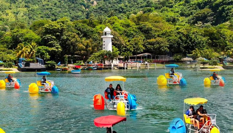 Los triciclos acuáticos, un atractivo turístico que atrae a sus visitantes que disfrutan de su tiempo libre en el Lago de Ilopango.