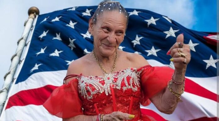 La bailarina salvadoreña, Yajaira arribó El Salvador con mucha alegría, luego de haber sido homenajeado en Los Ángeles.