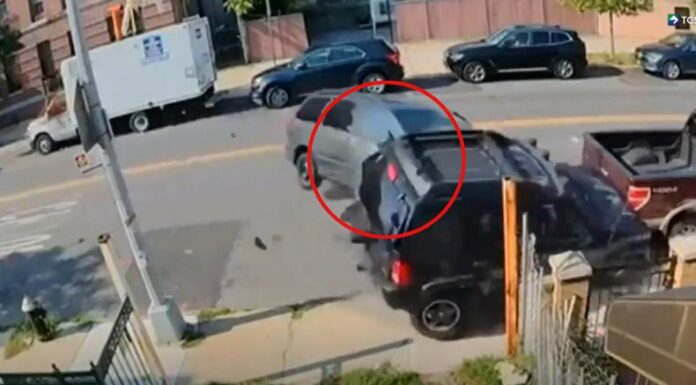 En video quedó registrado el momento exacto en el que un conductor perdió el control de su vehículo y provocó un grave accidente.