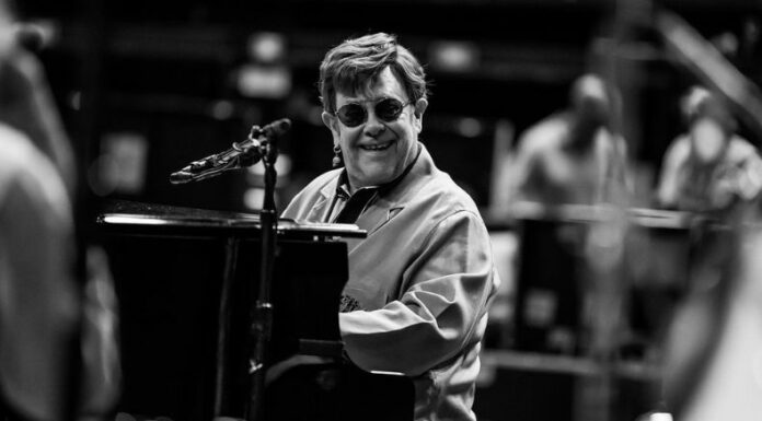 Elton John se ha colocado en tendencia tras sufrir una infección severa en uno de sus ojos que lo ha dejado con visión limitada.