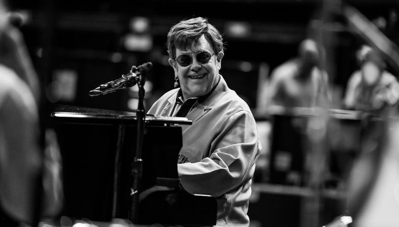 Elton se recupera de su afección Elton John se ha colocado en tendencia tras sufrir una infección severa en uno de sus ojos que lo ha dejado con visión limitada.