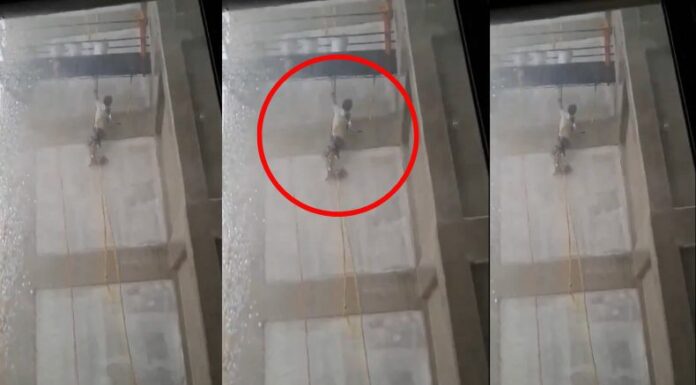 ¡Se salva de milagros! Un trabajador se salvó de caer de un andamio ubicado de gran altura en un edificio en Puebla, México.