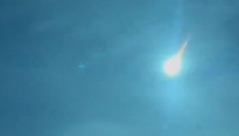 Varios internautas captaron instante en que un asteroide impacta contra la Tierra cerca de la isla filipina de Luzón.