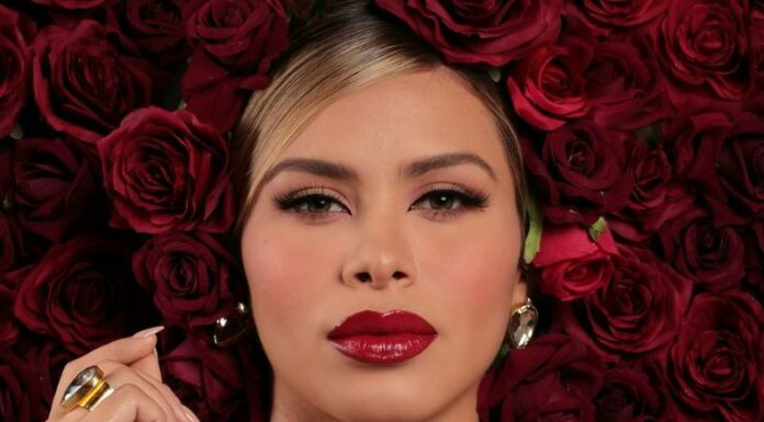 La presentadora de televisión, Linda Sibrián comparte espectacular imagen de una sesión de fotografías rodeada de flores.