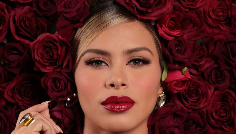 La presentadora de televisión, Linda Sibrián comparte espectacular imagen de una sesión de fotografías rodeada de flores.