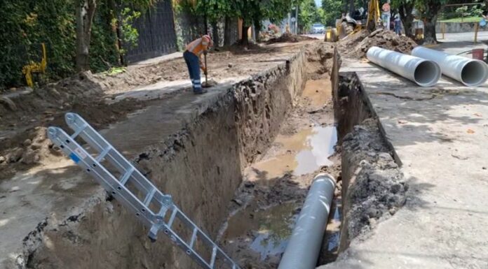 En la tercera calle poniente, de la Colonia Escalón en San Salvador, equipos de Fovial y MOPT trabajan en la reparación de una cárcava.