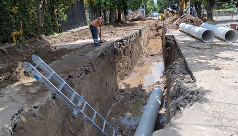 En la tercera calle poniente, de la Colonia Escalón en San Salvador, equipos de Fovial y MOPT trabajan en la reparación de una cárcava.