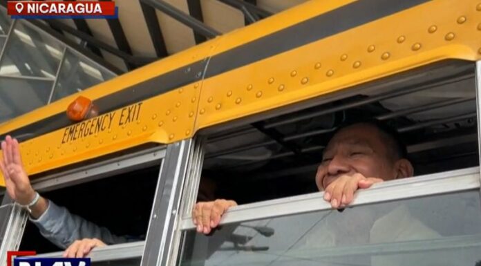 Autoridades nicaragüenses liberan a 135 presos políticos por razones humanitarias, gracias a una mediación de Estados Unidos.