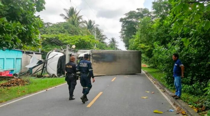 La Policía Nacional Civil (PNC) reportó un accidente de tránsito que ha dejado el paso vehicular obstruido en calle a la playa La Zunganera.