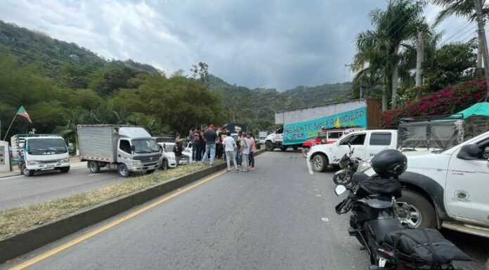 Los camioneros de Colombia lideran masivos paros y bloqueos en las principales carreteras y vías de ese país debido al incremento del diésel.