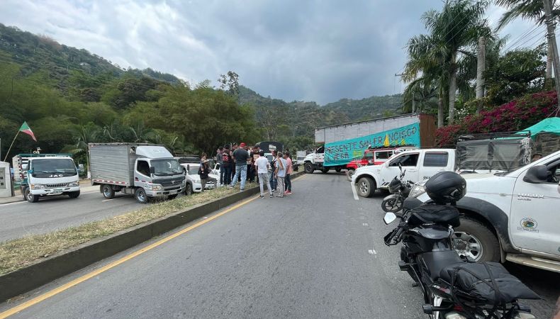 Colombia: Paro de camioneros mantiene cerrado las principales vías Los camioneros de Colombia lideran masivos paros y bloqueos en las principales carreteras y vías de ese país debido al incremento del diésel.
