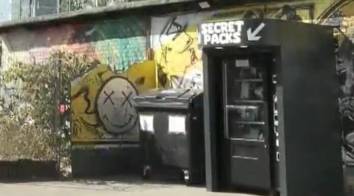 En Berlín instalaron una máquina con paquetes secretos que ha causado curiosidad, cuyo contenido se puede abrir por el precio de 10 euros.