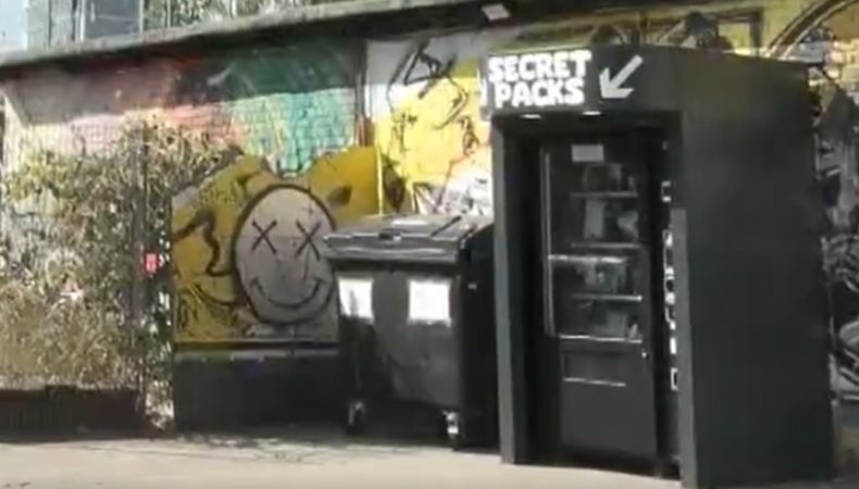 En Berlín instalaron una máquina con paquetes secretos que ha causado curiosidad, cuyo contenido se puede abrir por el precio de 10 euros.