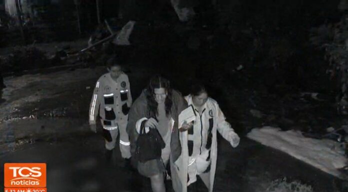 Elementos de primera respuesta evacuaron a varias familias de Cojutepeque donde las lluvias provocaron inundaciones.