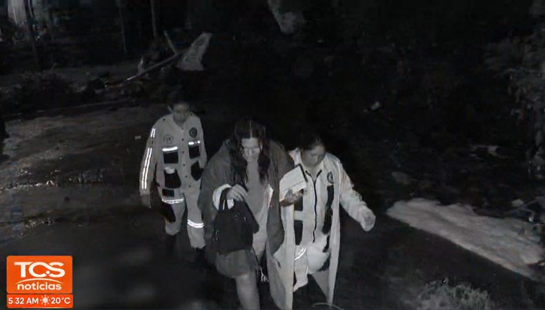 Elementos de primera respuesta evacuaron a varias familias de Cojutepeque donde las lluvias provocaron inundaciones.