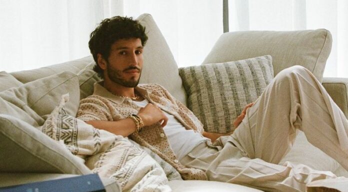 El cantante colombiano, Sebastián Yatra se prepara para interpretar su espectacular papel, 